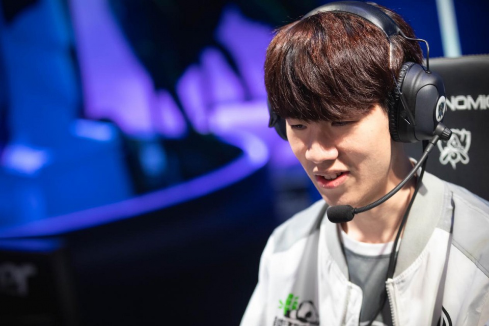 转会期又来了！最近 LPL 某战队的下路选手的女朋友是中路选手的前女友。